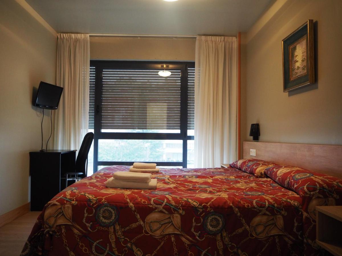 Hostal Acella Pampeluna Zewnętrze zdjęcie A room at the hotel