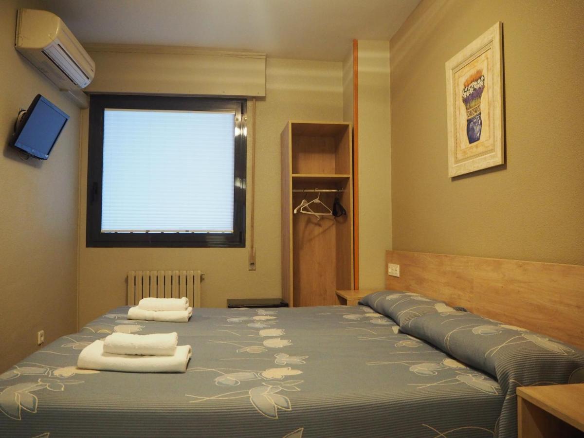 Hostal Acella Pampeluna Zewnętrze zdjęcie A room at the hotel