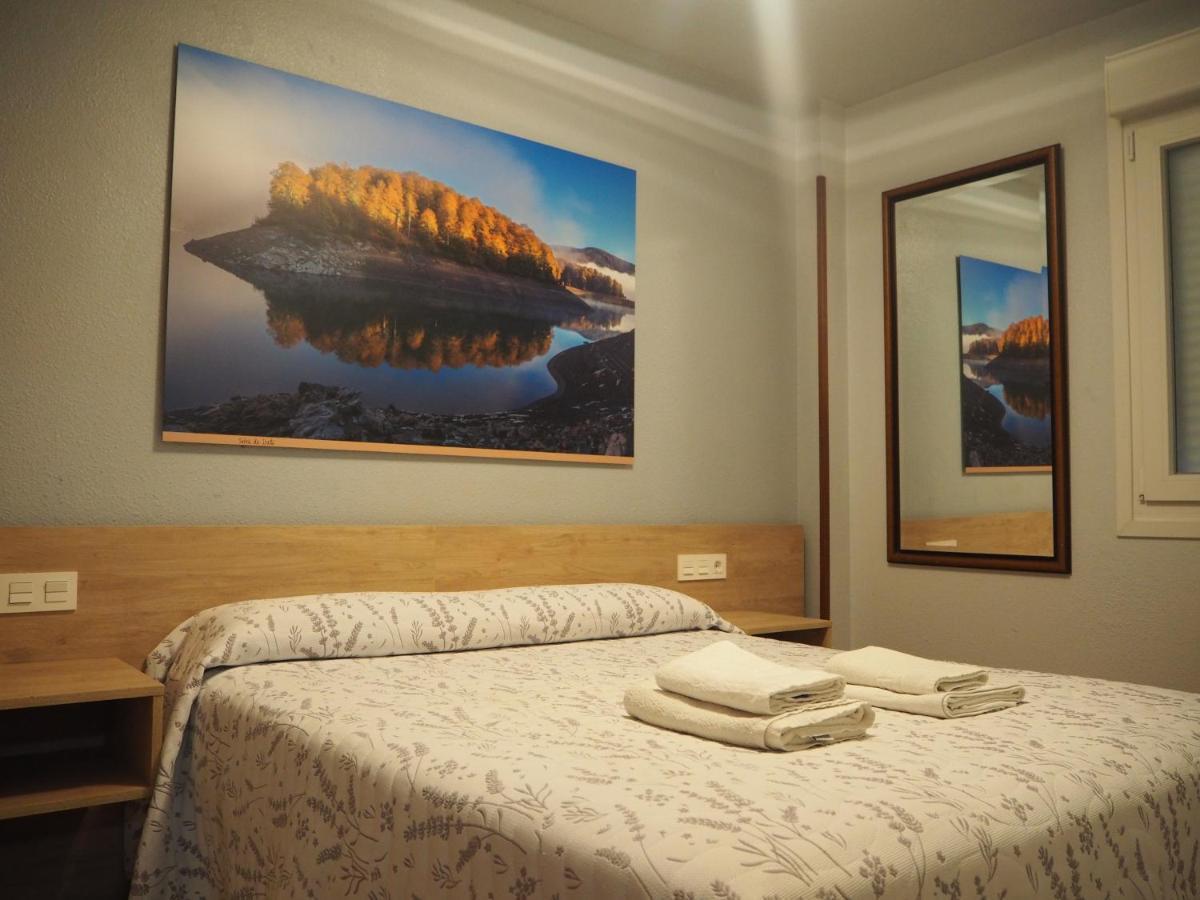 Hostal Acella Pampeluna Zewnętrze zdjęcie A room at the hotel