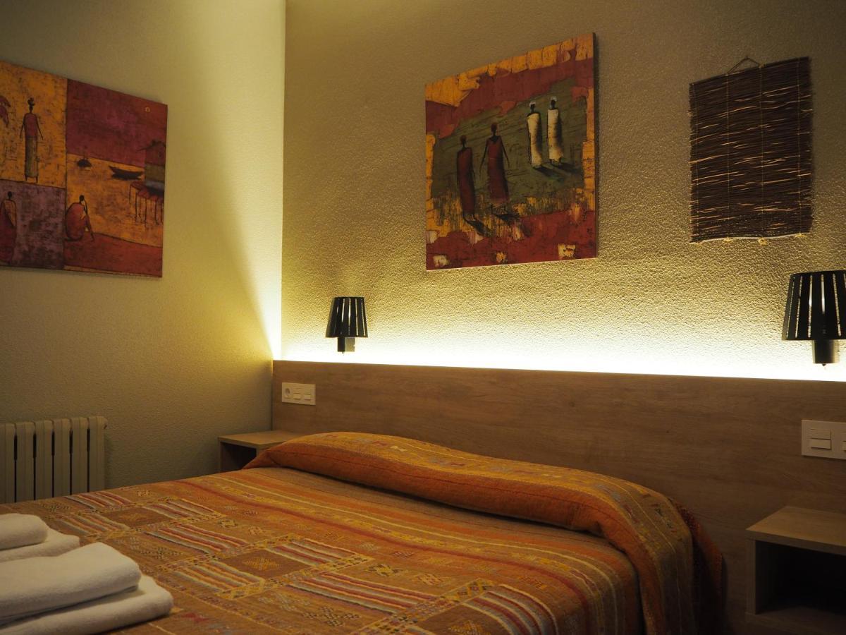 Hostal Acella Pampeluna Zewnętrze zdjęcie A room at the hotel