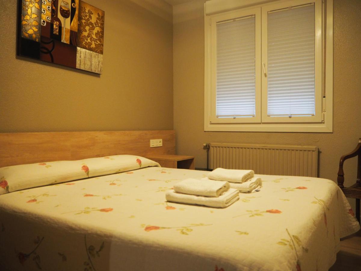 Hostal Acella Pampeluna Zewnętrze zdjęcie A guest room at the hotel