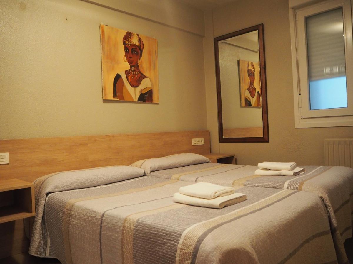 Hostal Acella Pampeluna Zewnętrze zdjęcie A room at the hotel