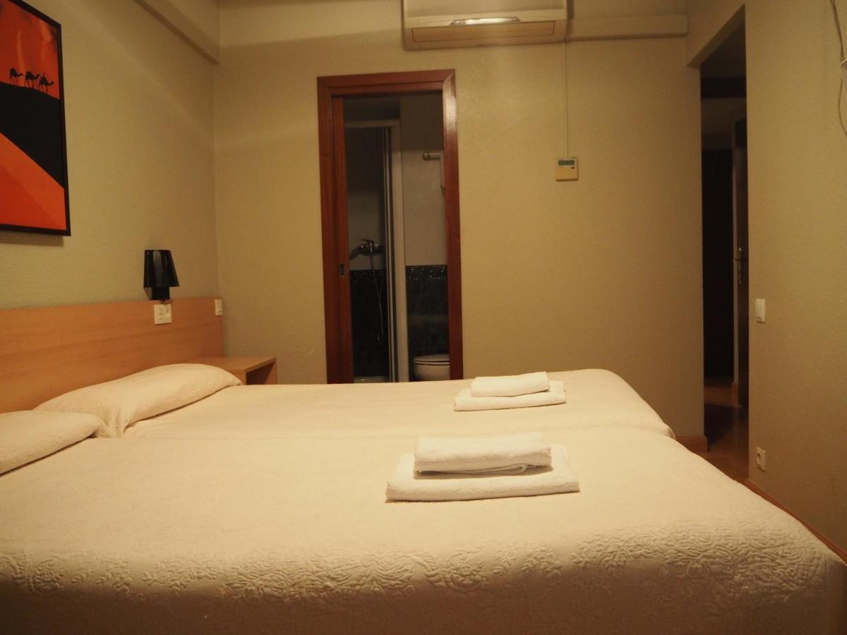 Hostal Acella Pampeluna Zewnętrze zdjęcie A room at the hotel
