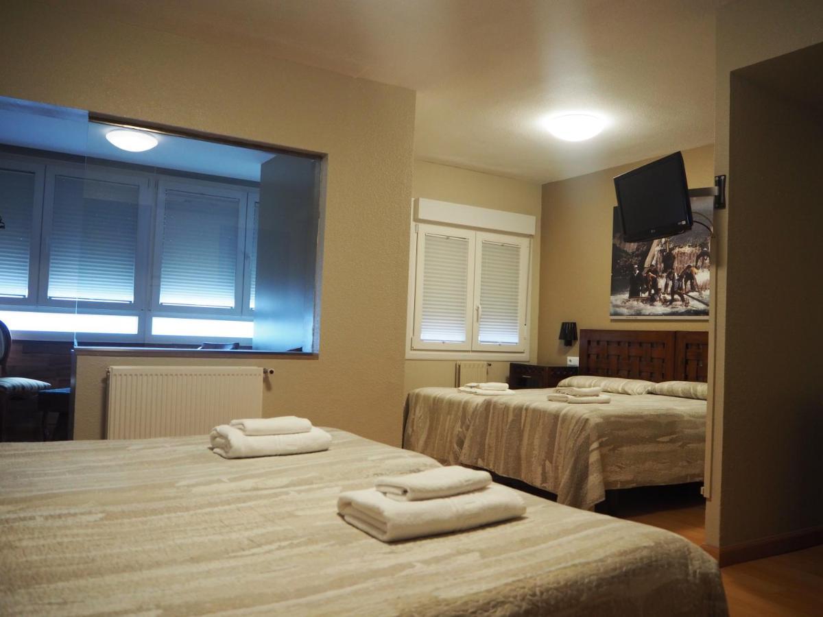 Hostal Acella Pampeluna Zewnętrze zdjęcie A room at the hotel