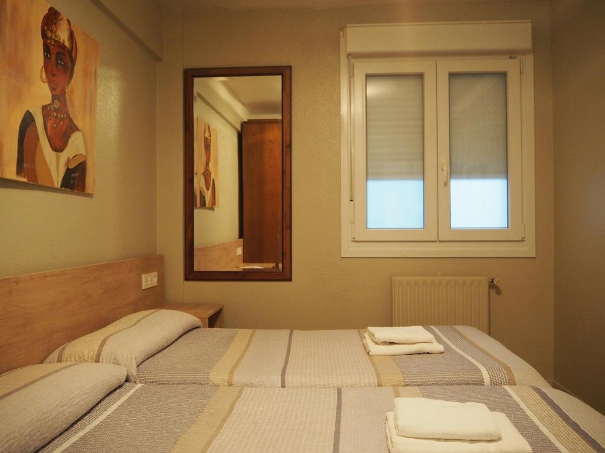 Hostal Acella Pampeluna Zewnętrze zdjęcie A room at the hotel