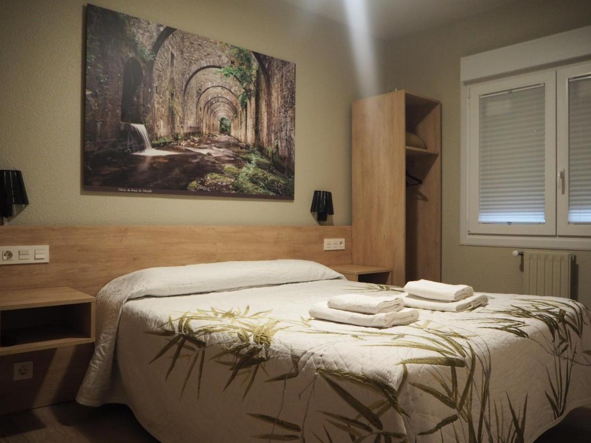 Hostal Acella Pampeluna Zewnętrze zdjęcie A bedroom in a hotel
