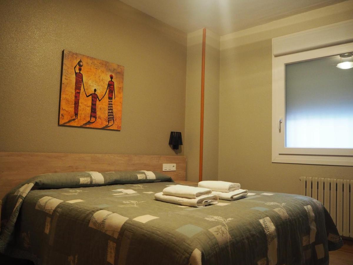 Hostal Acella Pampeluna Zewnętrze zdjęcie A bedroom in a hotel