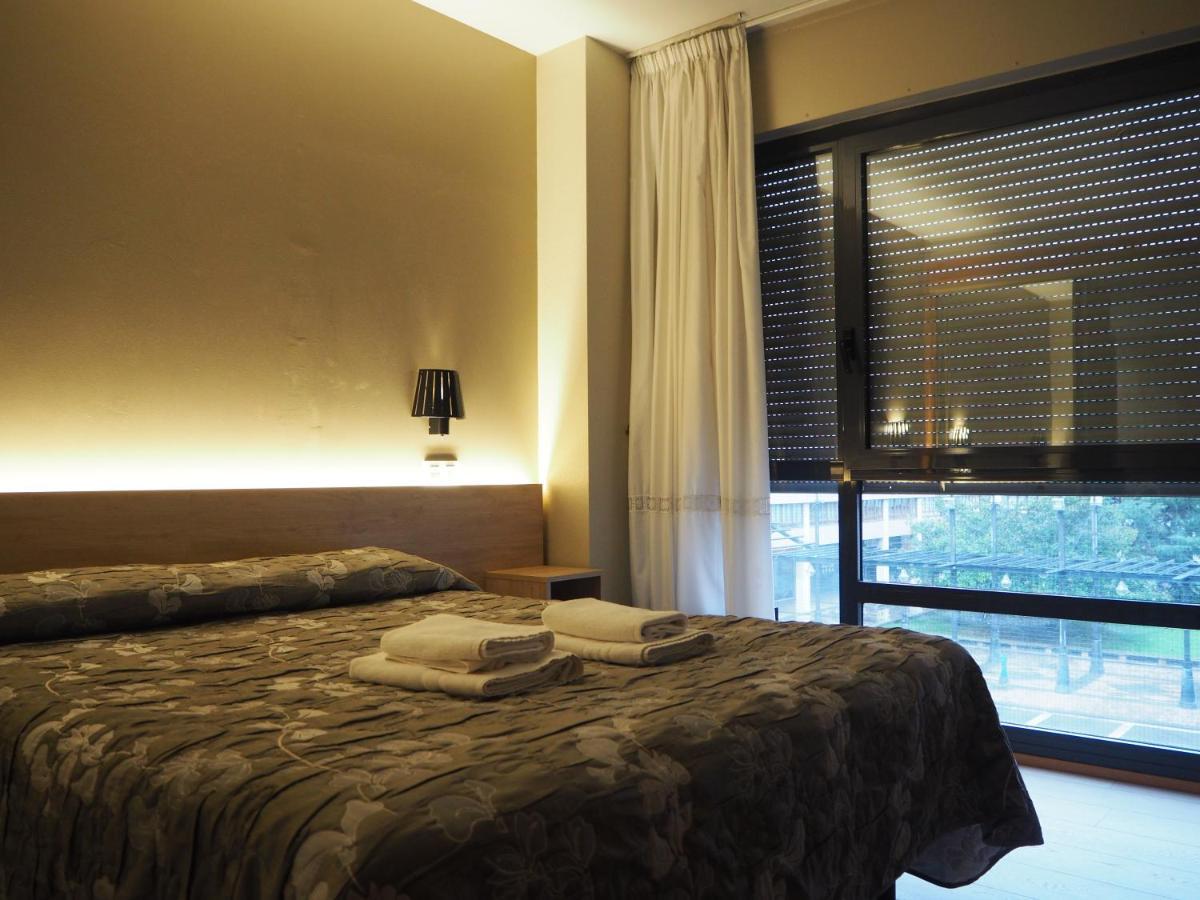 Hostal Acella Pampeluna Zewnętrze zdjęcie A bedroom