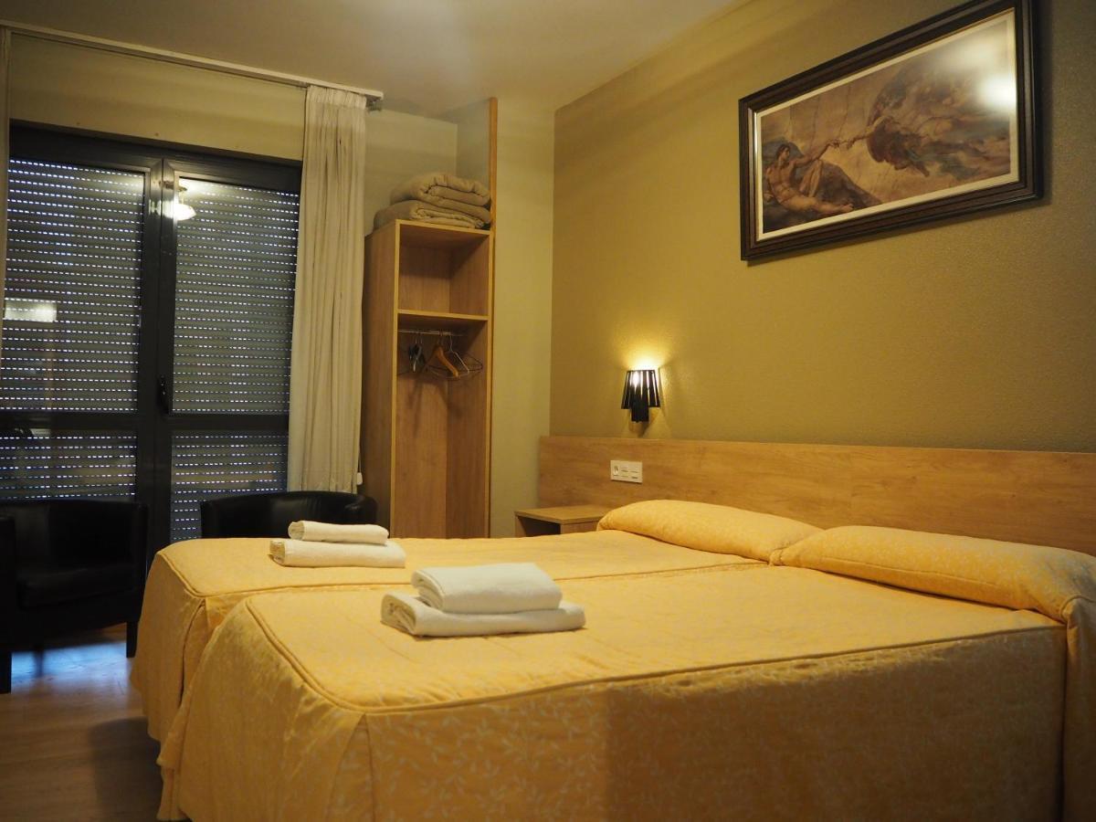 Hostal Acella Pampeluna Zewnętrze zdjęcie A typical hotel room