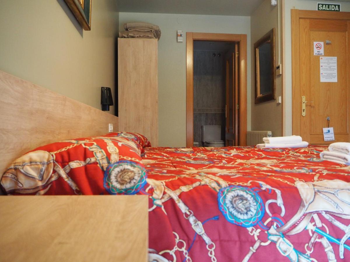 Hostal Acella Pampeluna Zewnętrze zdjęcie A typical room at the hostel