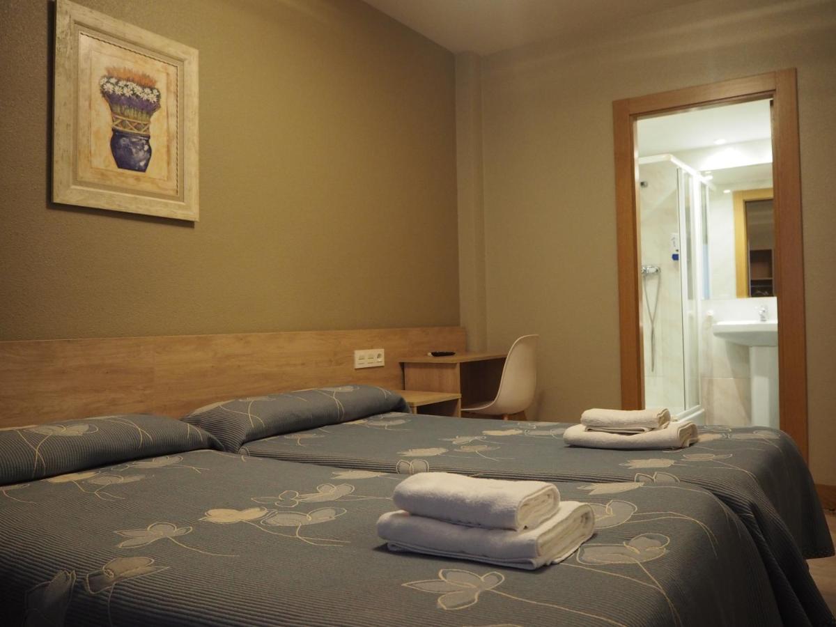 Hostal Acella Pampeluna Zewnętrze zdjęcie A typical hotel room