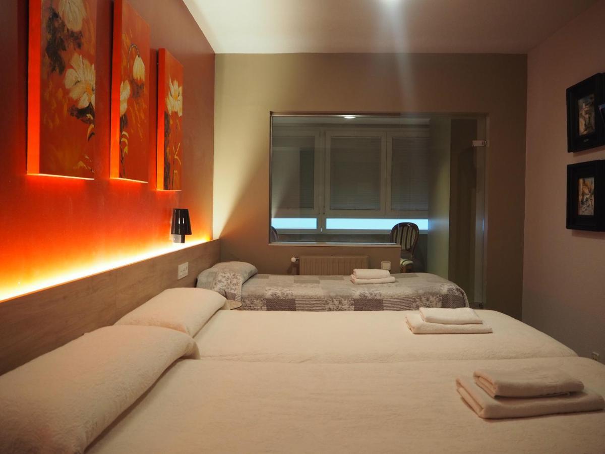 Hostal Acella Pampeluna Zewnętrze zdjęcie A room at a love hotel in Tokyo