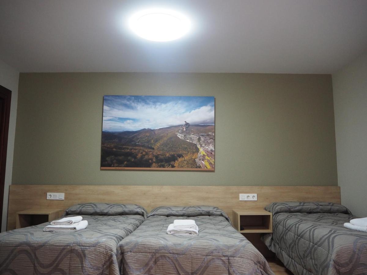 Hostal Acella Pampeluna Zewnętrze zdjęcie A room at the hotel