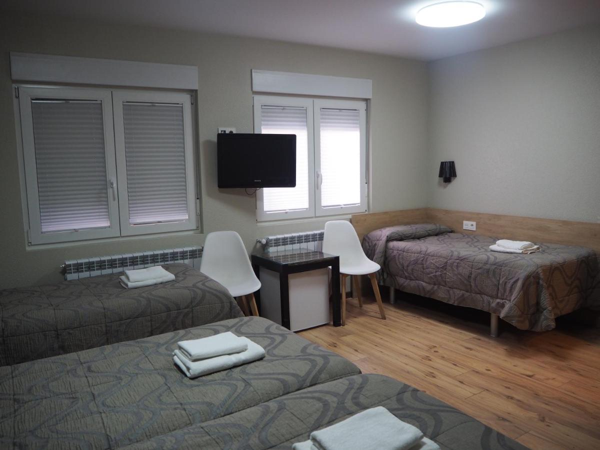 Hostal Acella Pampeluna Zewnętrze zdjęcie A room at the Albergue de Peregrinos de Compostela
