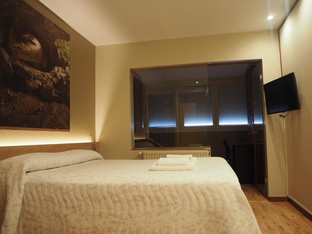Hostal Acella Pampeluna Zewnętrze zdjęcie A room at the hotel