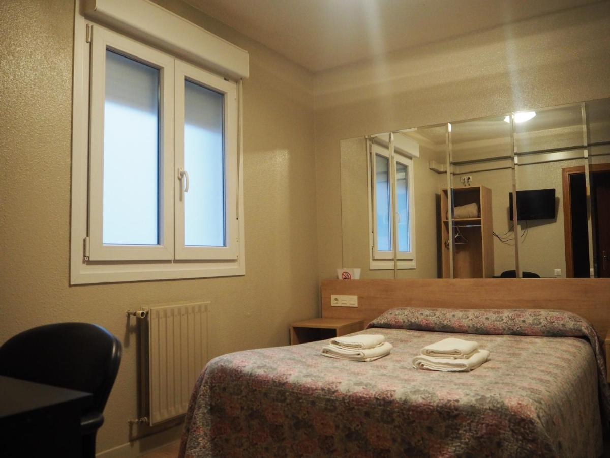 Hostal Acella Pampeluna Zewnętrze zdjęcie