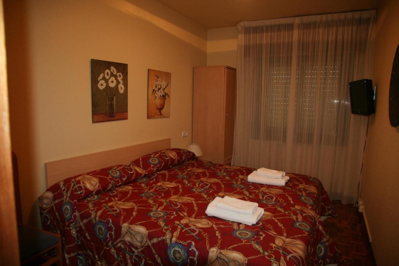 Hostal Acella Pampeluna Pokój zdjęcie A typical room at the hotel
