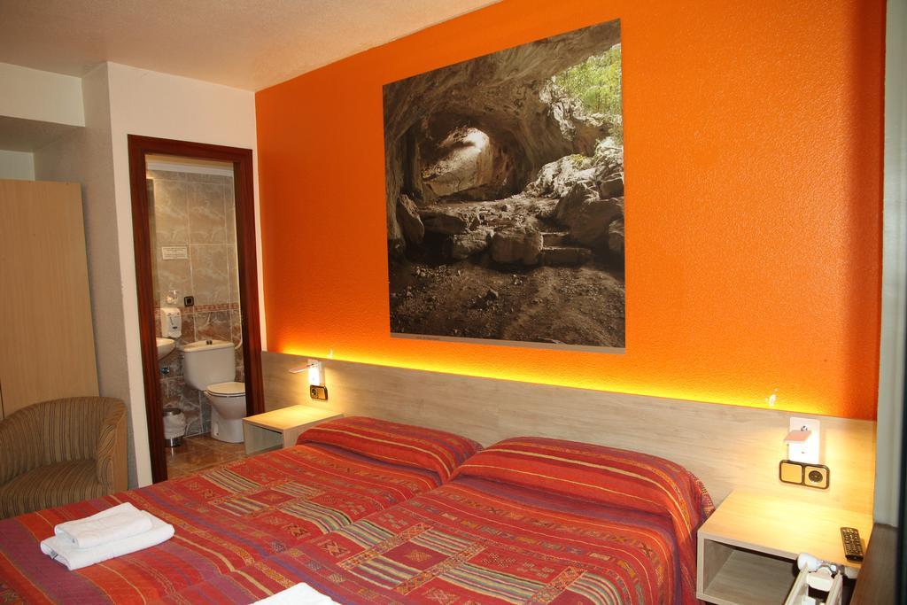 Hostal Acella Pampeluna Zewnętrze zdjęcie A room at the hotel