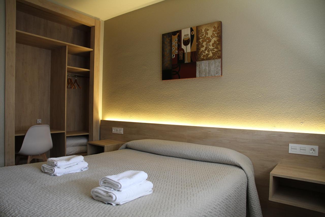 Hostal Acella Pampeluna Zewnętrze zdjęcie A room at the hotel