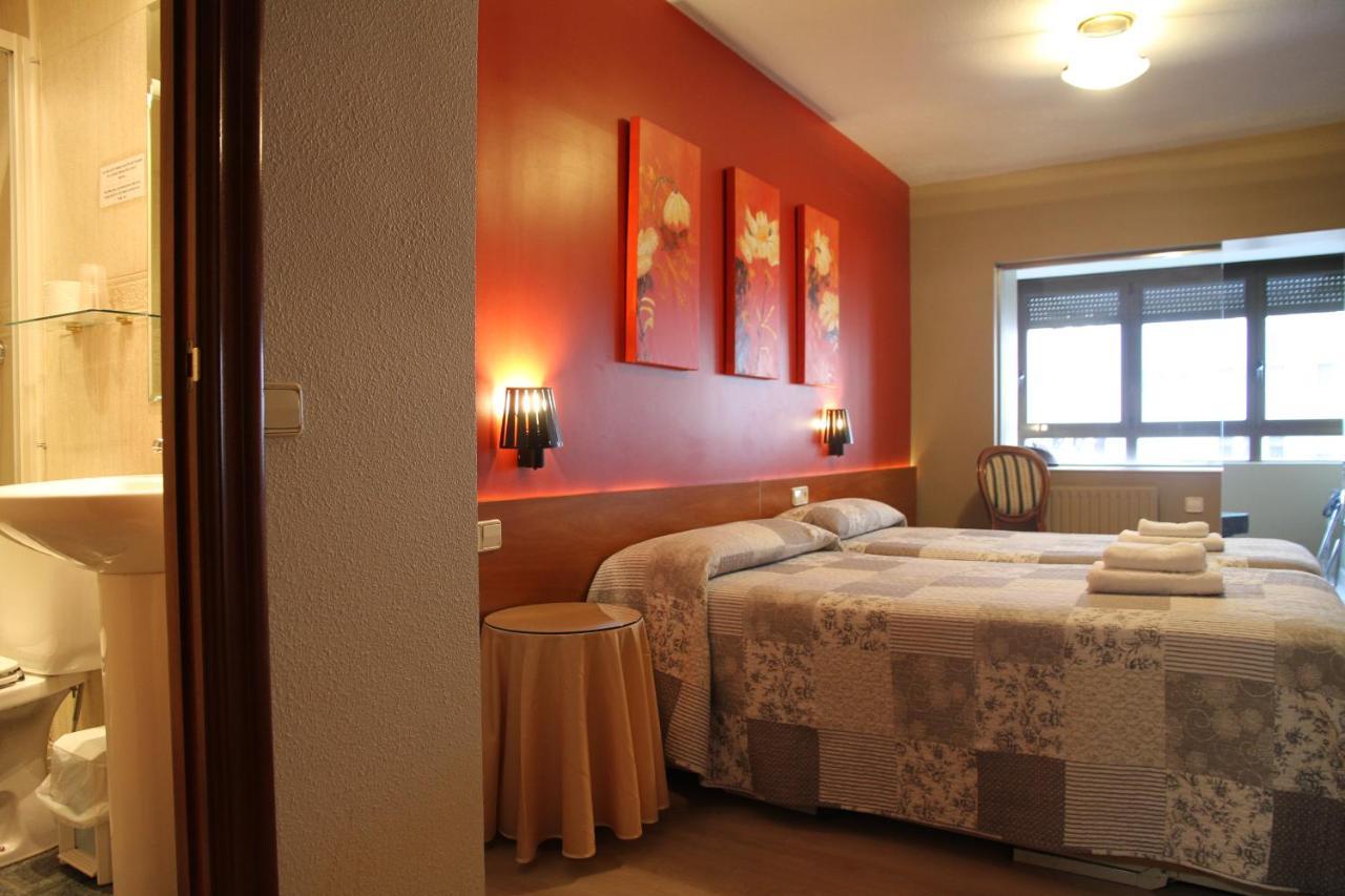 Hostal Acella Pampeluna Zewnętrze zdjęcie A room at the hotel