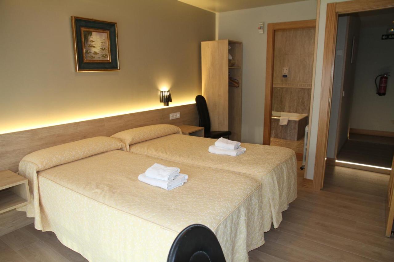 Hostal Acella Pampeluna Zewnętrze zdjęcie A room at the hotel